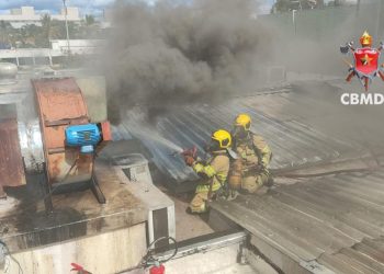 Bombeiros combatem incêndio em restaurante no Sudoeste. Veja vídeo