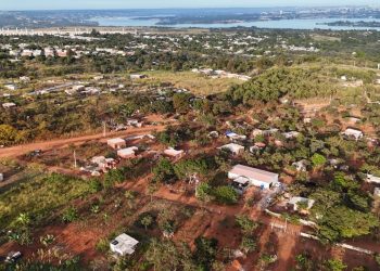 Com vista para o lago, grileiros formam “balneário da invasão” em Brasília. Veja vídeo