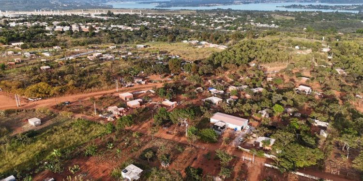 Com vista para o lago, grileiros formam “balneário da invasão” em Brasília. Veja vídeo
