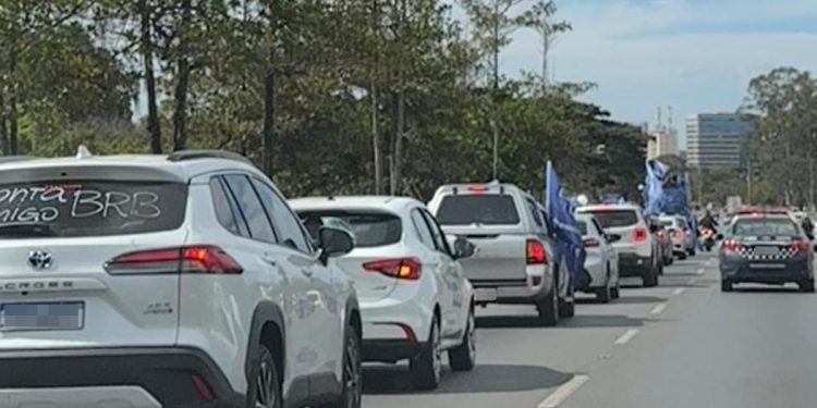 Bancários fazem carreata enquanto GDF e União decidem futuro do BRB no STF. Veja vídeo