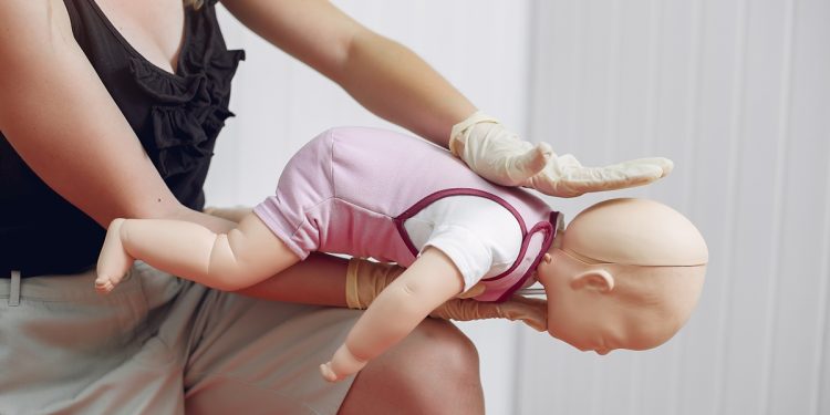 Manobra de Heimlich: entenda a técnica que salvou filha de Lucas Bley