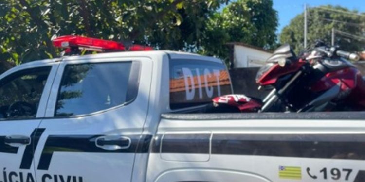 Motociclista empina moto e atropela mulher grávida e duas crianças
