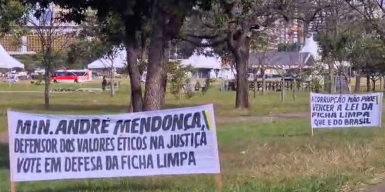 Movimento Ficha Limpa faz ato para STF derrubar flexibilização. Veja vídeo