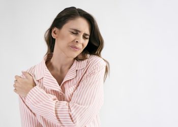 “Ombro congelado” está ligado à menopausa? Estudos indicam que sim
