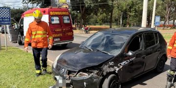 Mulher fica ferida após carro bater contra poste no Lago Sul