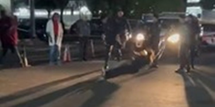 Mulher é contida com arma de choque após destruir carro de ex no DF. Veja vídeo