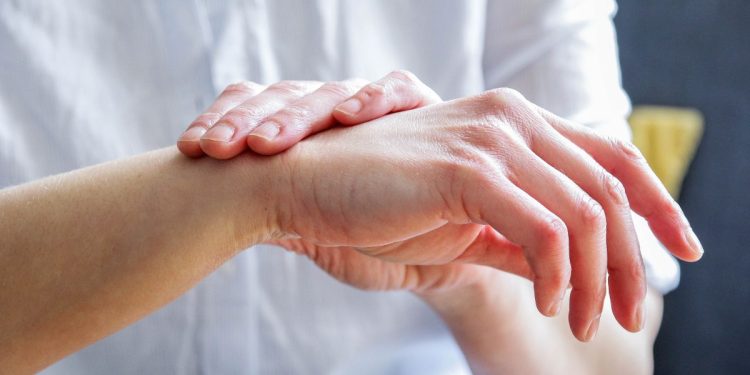 Hiperhidrose: saiba o que é o suor excessivo nas mãos