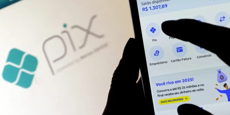Golpe do Pix: homem frauda pagamento de suplemento alimentar e é preso