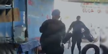 “Pneu barato”: PM prende suspeito de furtar rodas e para revender. Veja vídeo