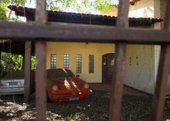 Nem tudo que reluz é ouro: Porsche em mansão abandonada guarda segredo