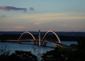 Pintura da Ponte JK: após atraso, GDF dá novo prazo para conclusão. Veja vídeo