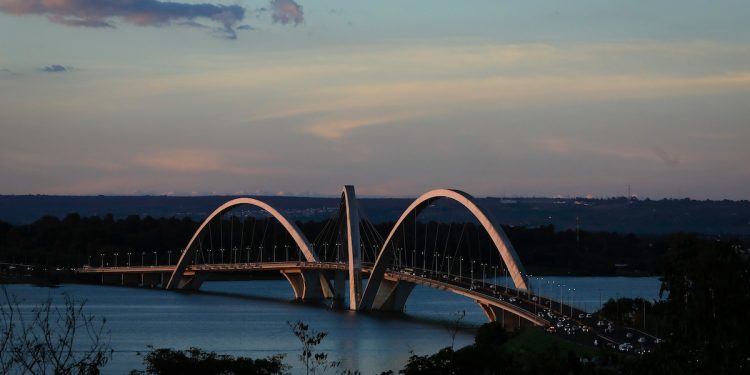 Pintura da Ponte JK: após atraso, GDF dá novo prazo para conclusão. Veja vídeo