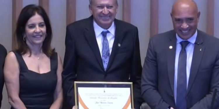 Presidente do TJDFT recebe título de Cidadão Honorário na CLDF
