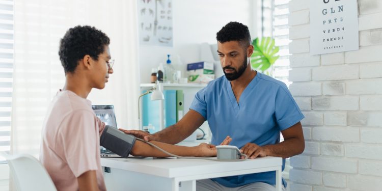 Saúde mental e hipertensão: entenda a relação entre cérebro e coração