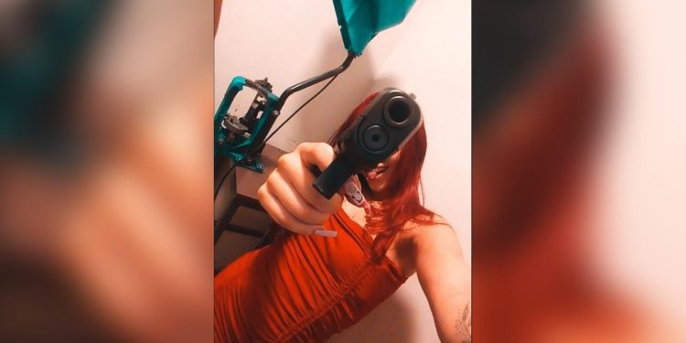 Cabelos de fogo, dinheiro e armas: a vida explosiva da “Ruiva do Job” presa no DF