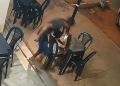 Ladrão arranca celular das mãos de menino de 8 anos e foge. Veja vídeo