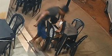 Ladrão arranca celular das mãos de menino de 8 anos e foge. Veja vídeo