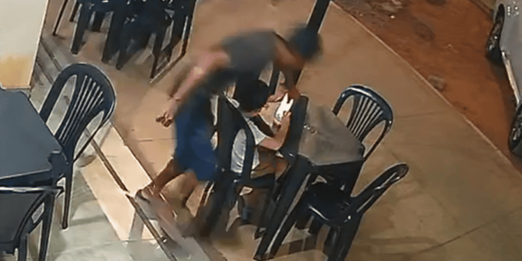 Ladrão arranca celular das mãos de menino de 8 anos e foge. Veja vídeo
