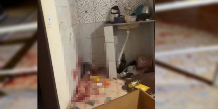 Homem esfaqueia mulher no pescoço, destrói casa e vai preso