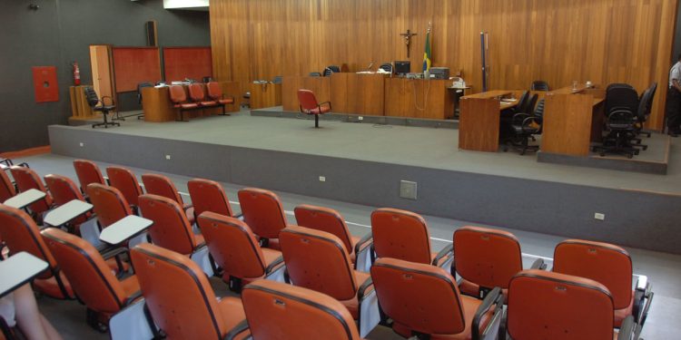 Audiência de técnicos acusados de mortes em UTI começa nesta quarta