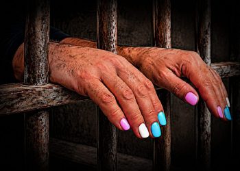 Transexuais presas na Colmeia denunciam estupros por homens que fingem ser mulher