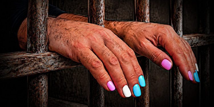Transexuais presas na Colmeia denunciam estupros por homens que fingem ser mulher