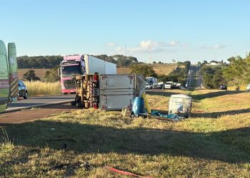 Risco ambiental: caminhão tomba e carga de ácido clorídrico vaza em rodovia