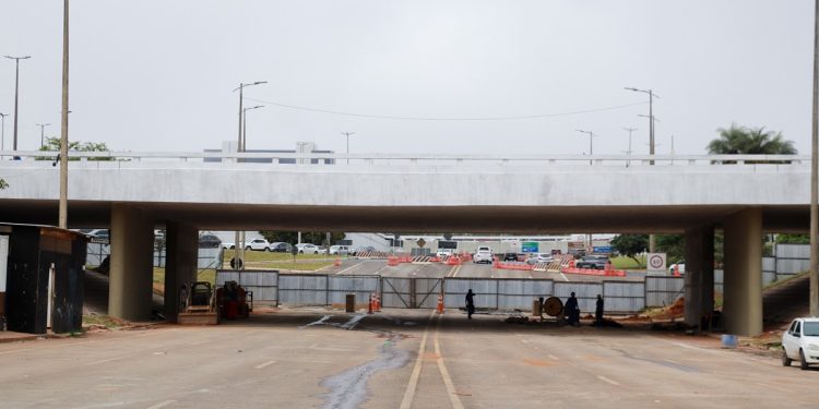 Trânsito nas faixas inferiores de viadutos do Eixão Norte é liberado
