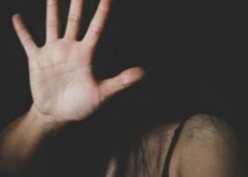 Mulher agride atendente de drive-thru no DF por erro no sanduíche