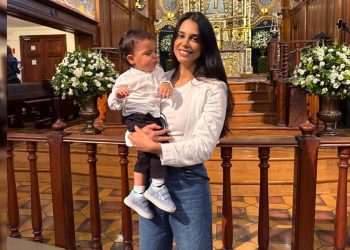 Mãe é retirada de voo pela PF após confusão com comissária por carrinho de bebê. Veja vídeo