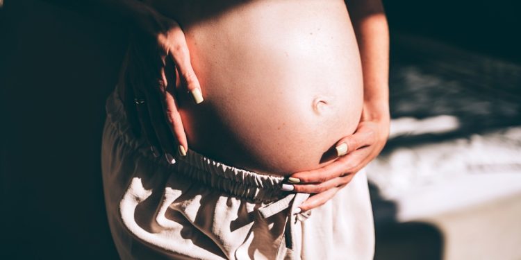 Bebês definem seus alimentos preferidos ainda na barriga. Entenda