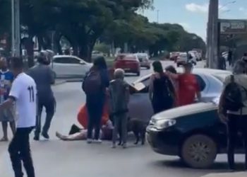 Mulher é atropelada por condutor sem CNH ao atravessar fora da faixa