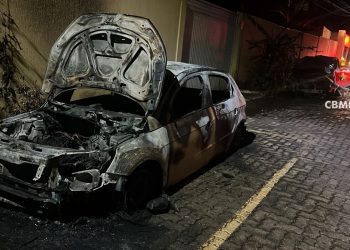 Incêndio destrói dois veículos e mobiliza bombeiros no DF