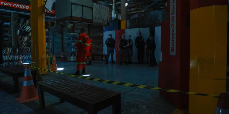 Após incêndio, Feira dos Importados reabre com 27 boxes completamente destruídos