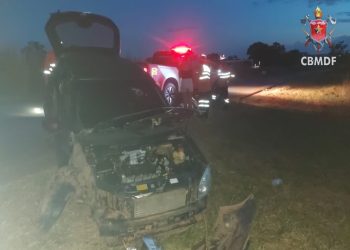 Carro colide contra árvore na DF-440 e deixa duas pessoas feridas