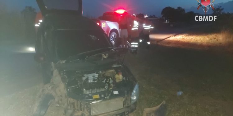 Carro colide contra árvore na DF-440 e deixa duas pessoas feridas