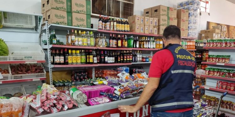 Suco e salgados estão entre itens vencidos apreendidos em supermercado