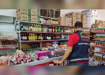 Procon apreende produtos vencidos há quase 2 anos em supermercado