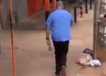 Motorista de ônibus persegue passageiro com garrafa após provocação. Veja vídeo