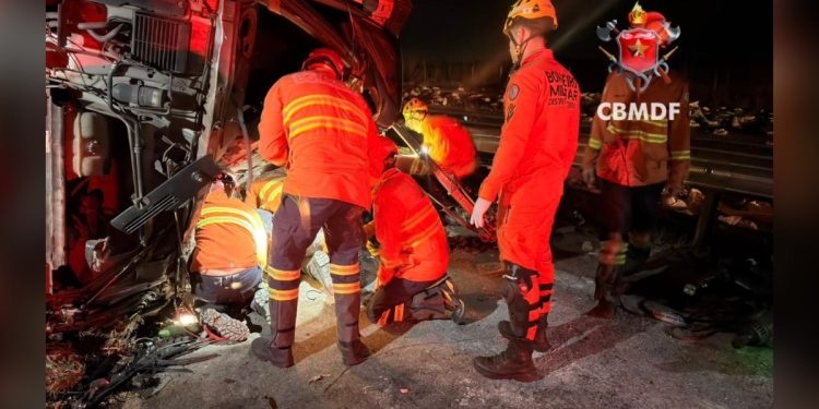 Caminhão tomba na BR-060 e motorista fica preso às ferragens