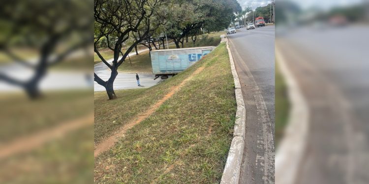 Caminhão fica “entalado” em tesourinha na Asa Sul