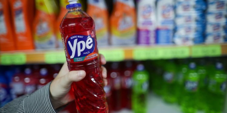 Mercados do DF adotam protocolos após suspensão de produtos Ypê. Veja vídeo