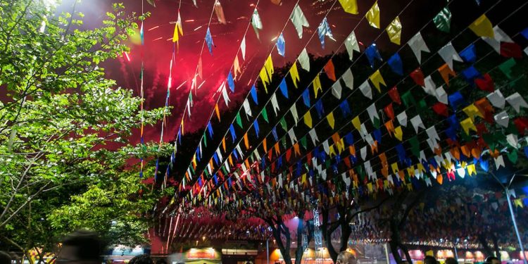 Justiça do DF impõe limite de horário para menores em festas juninas. Entenda