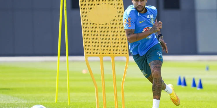 Neymar faz trabalho com bola e deve reforçar Seleção contra a Escócia