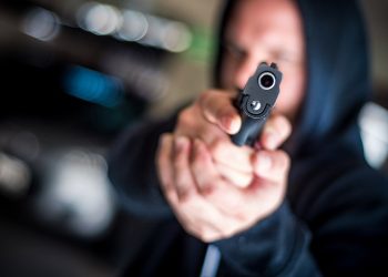 Após desentendimento, homem atira no próprio irmão e foge