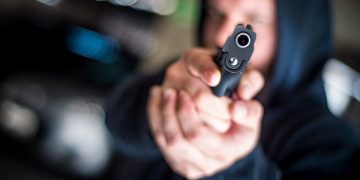 Após desentendimento, homem atira no próprio irmão e foge