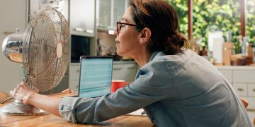 Pesquisa: 7% das brasileiras saíram do trabalho devido a menopausa