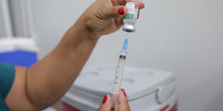 Vacina contra gripe já imunizou 460 mil no DF. Veja público-alvo