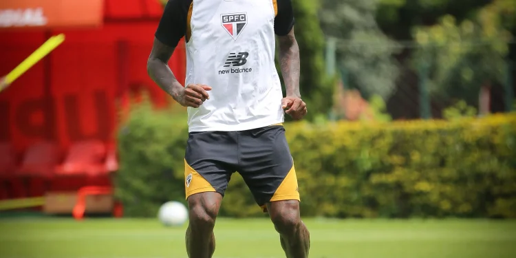 São Paulo reavalia situação e decide reintegrar Arboleda ao elenco