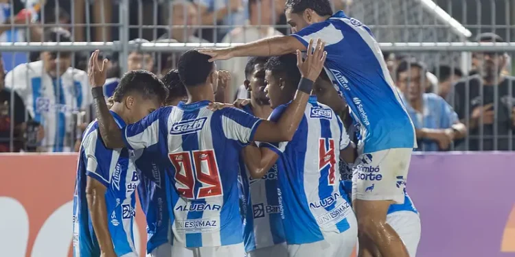 Paysandu marca no fim, vence Maranhão e encosta na liderança da Série C